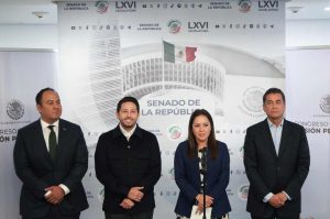 Renán Sánchez Tajonar, diputado del PVEM, celebrando la cancelación del cuarto muelle en Cozumel.