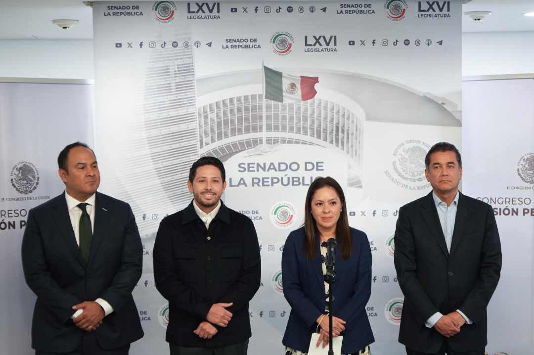 Renán Sánchez Tajonar, diputado del PVEM, celebrando la cancelación del cuarto muelle en Cozumel.