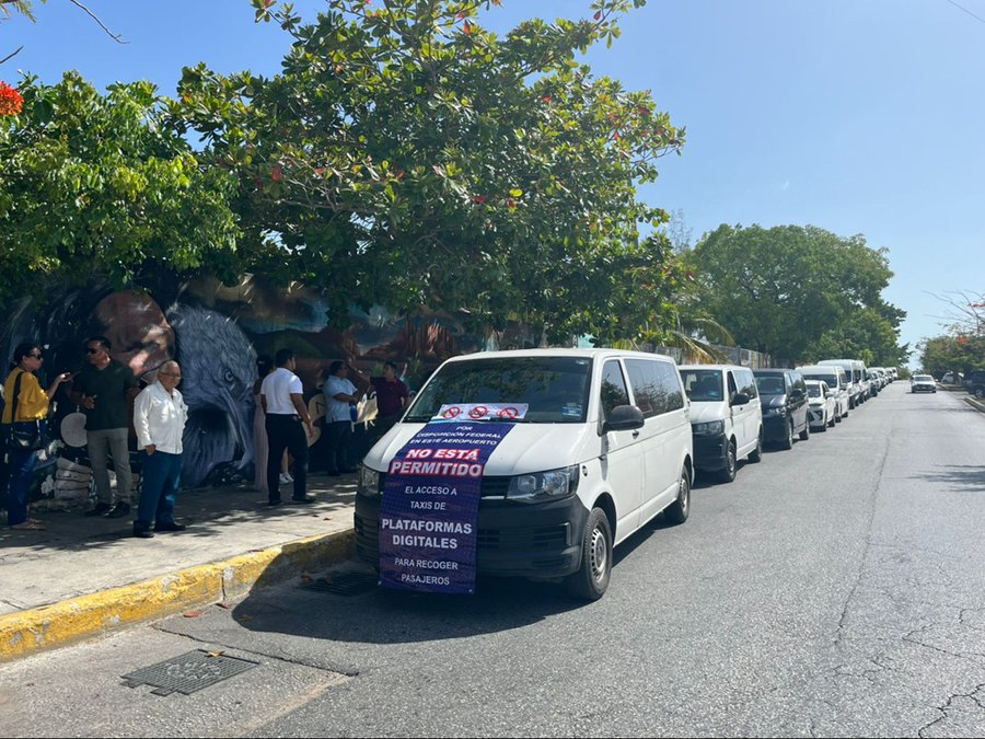 Una marcha de transportistas en Cancún. La competencia desleal entre taxistas y plataformas digitales afecta a los turistas.