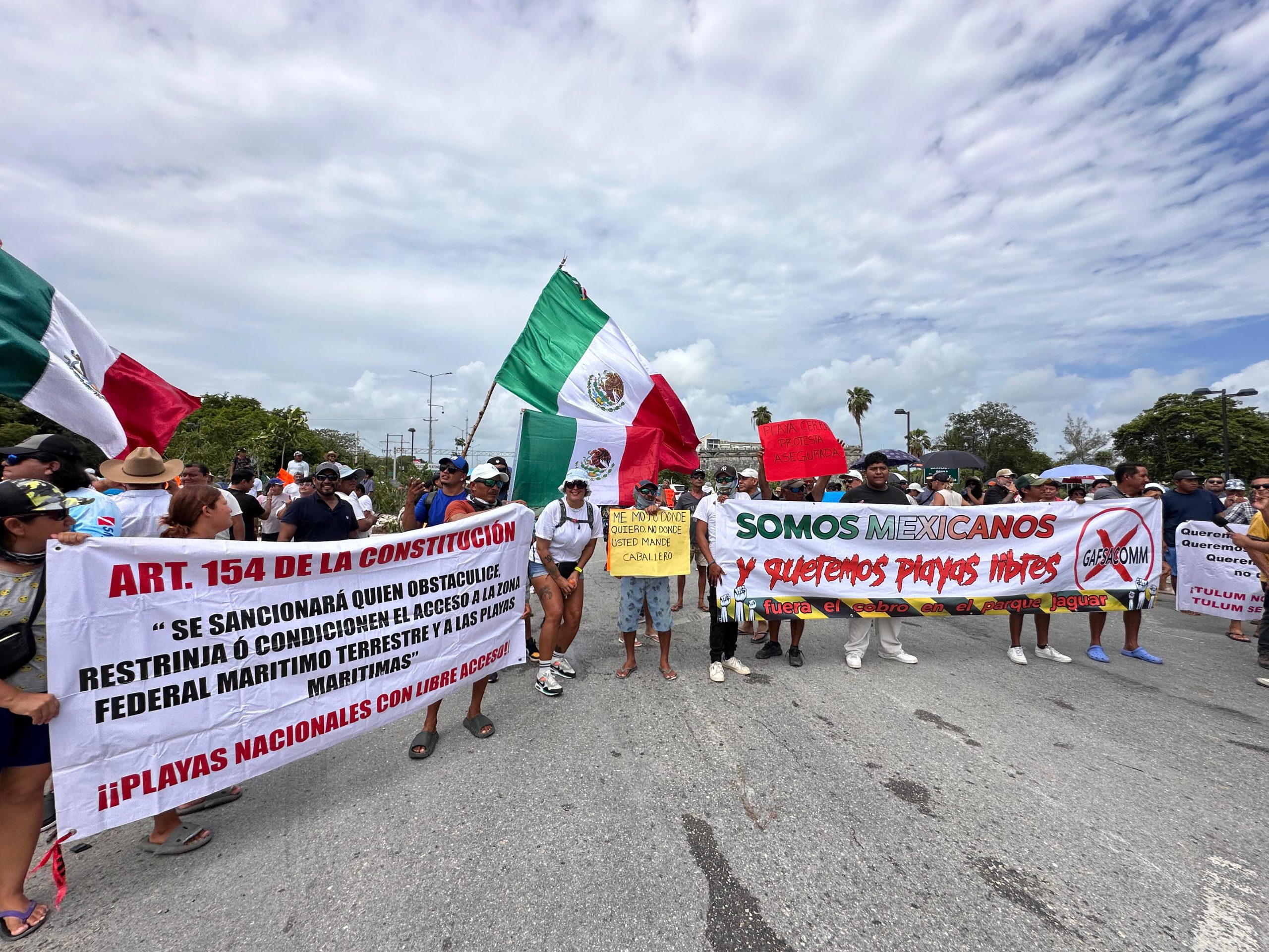 Vecinos de Tulum bloquean la carretera federal 307 para exigir acceso libre al Parque del Jaguar y sus playas en una protesta masiva.