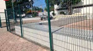 Una malla metálica bloquea el acceso principal a la clínica del IMSS en Chetumal.