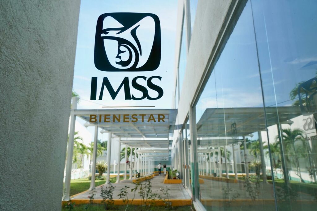 Personal de enfermería y voluntarios del IMSS-Bienestar dialogan con los pacientes en una Unidad Médica Rural.