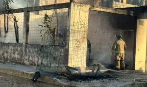 Bomberos de Cancún combaten un incendio en una casa de la Región 236.