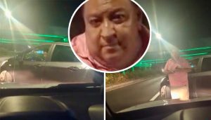 El hombre, presuntamente un taxista tradicional, bloquea el paso del vehículo de plataforma en el aeropuerto de Cancún.