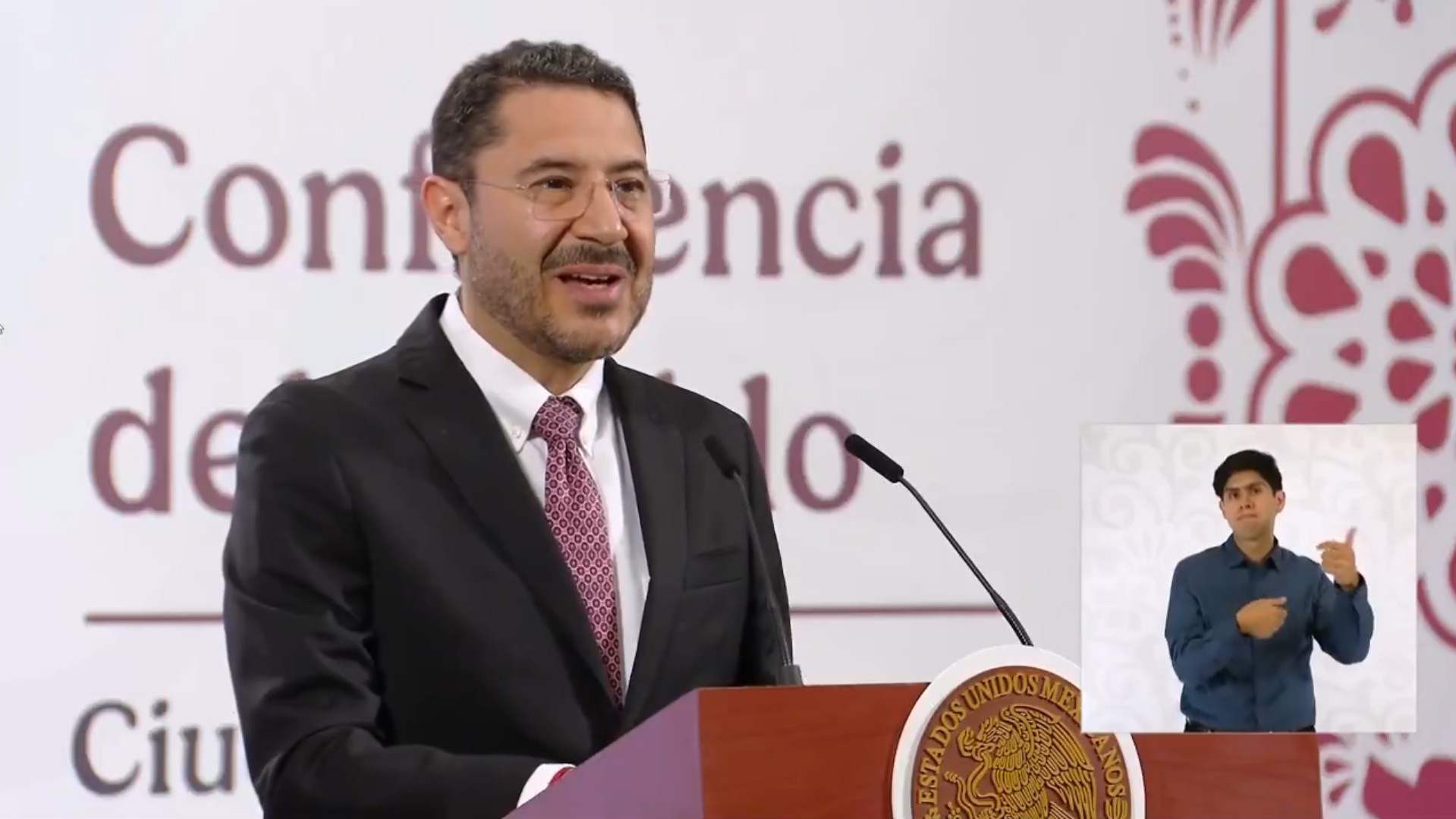 Martí Batres Guadarrama presenta el informe de salud del ISSSTE.