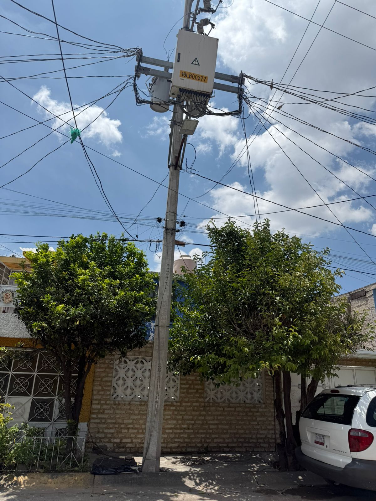 Negligencia de autoridades en Ecatepec: Un poste de luz amenaza con caer en la Colonia Río de Luz, y ni CFE ni Protección Civil asumen la responsabilidad.