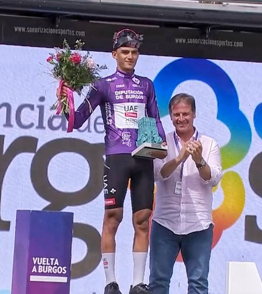 Isaac del Toro celebra su victoria en el podio de la Vuelta a Burgos 2025.