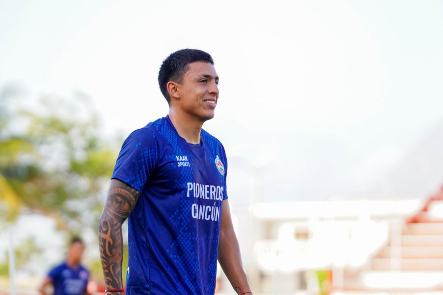 Jorge Francisco Alaniz Aguilar posa con la camiseta de los Pioneros Cancún.