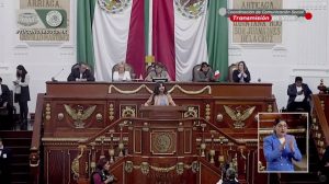 La joven Ana Karen Sotero Salazar recibe el Premio de la Juventud en la CDMX.