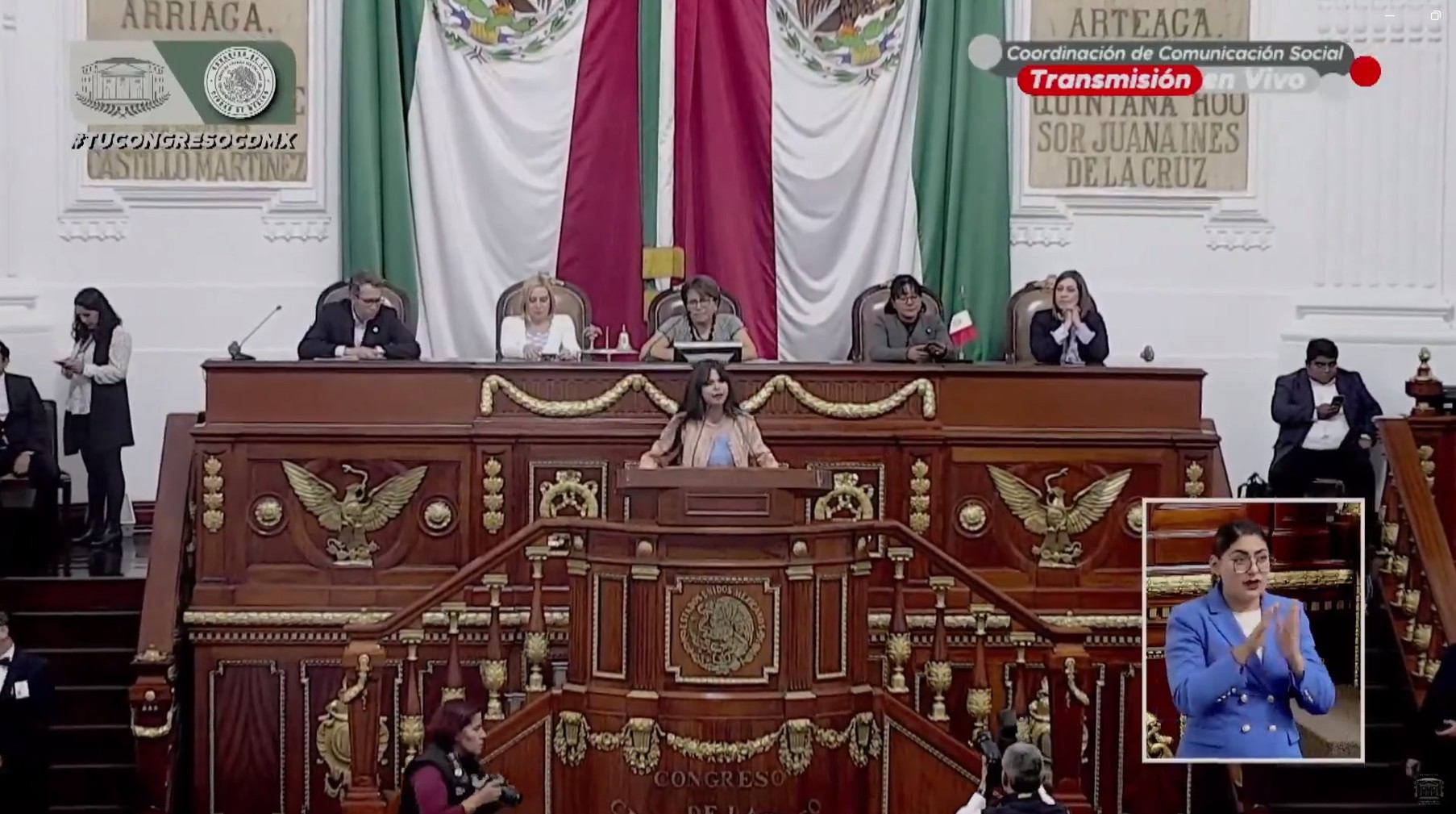 La joven Ana Karen Sotero Salazar recibe el Premio de la Juventud en la CDMX.