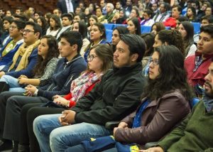 Estudiantes jóvenes participan en actividades académicas, representando a la mayoría de la población joven con algún nivel educativo en México.