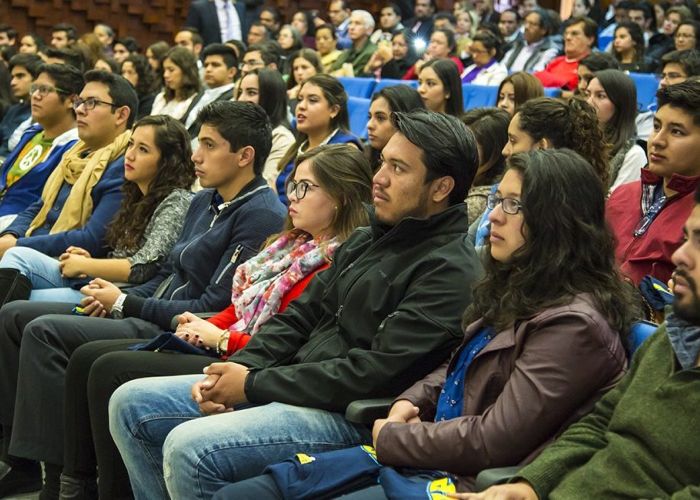 Estudiantes jóvenes participan en actividades académicas, representando a la mayoría de la población joven con algún nivel educativo en México.