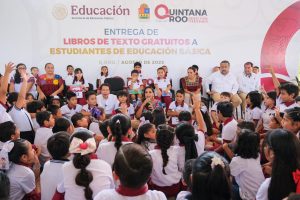 La gobernadora Mara Lezama y el secretario Mario Delgado dan inicio a la entrega de libros de texto gratuitos en Cancún.