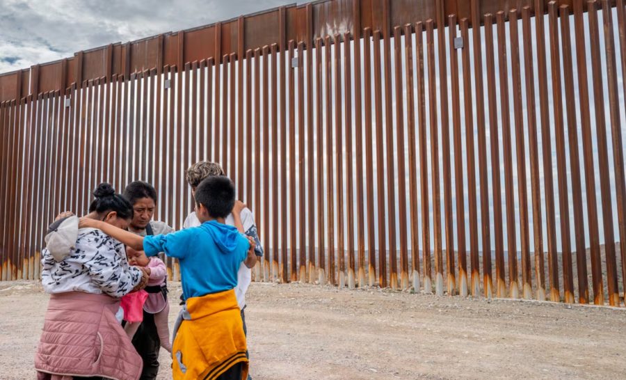 Trabajadores agrícolas, un pilar de la economía, enfrentan la incertidumbre de las nuevas redadas migratorias.