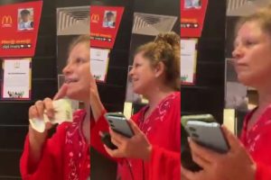 Vista de los kioscos de autoservicio en un restaurante de comida rápida, similares a los que causaron el incidente.