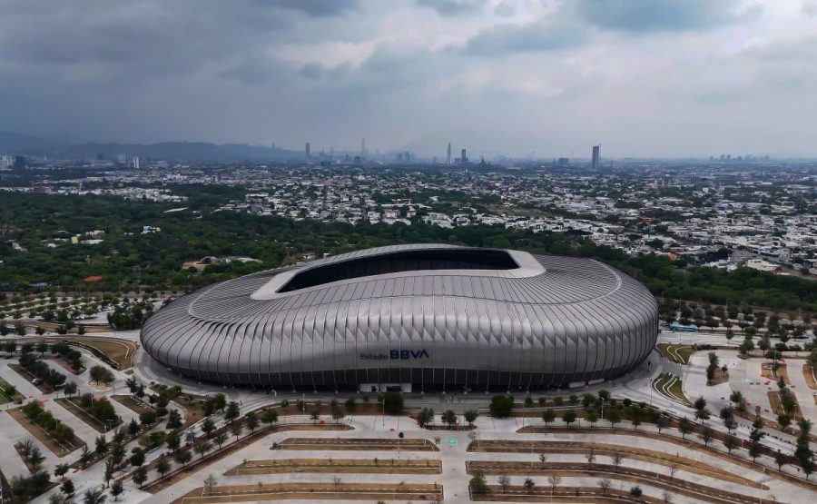 El consejero de la FIFA, Alejandro Hūtt, durante una reunión con el gobierno de Nuevo León para discutir la movilidad del Mundial 2026.