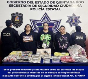 Las bolsas con narcóticos y el arma de fuego que fueron asegurados durante la detención.