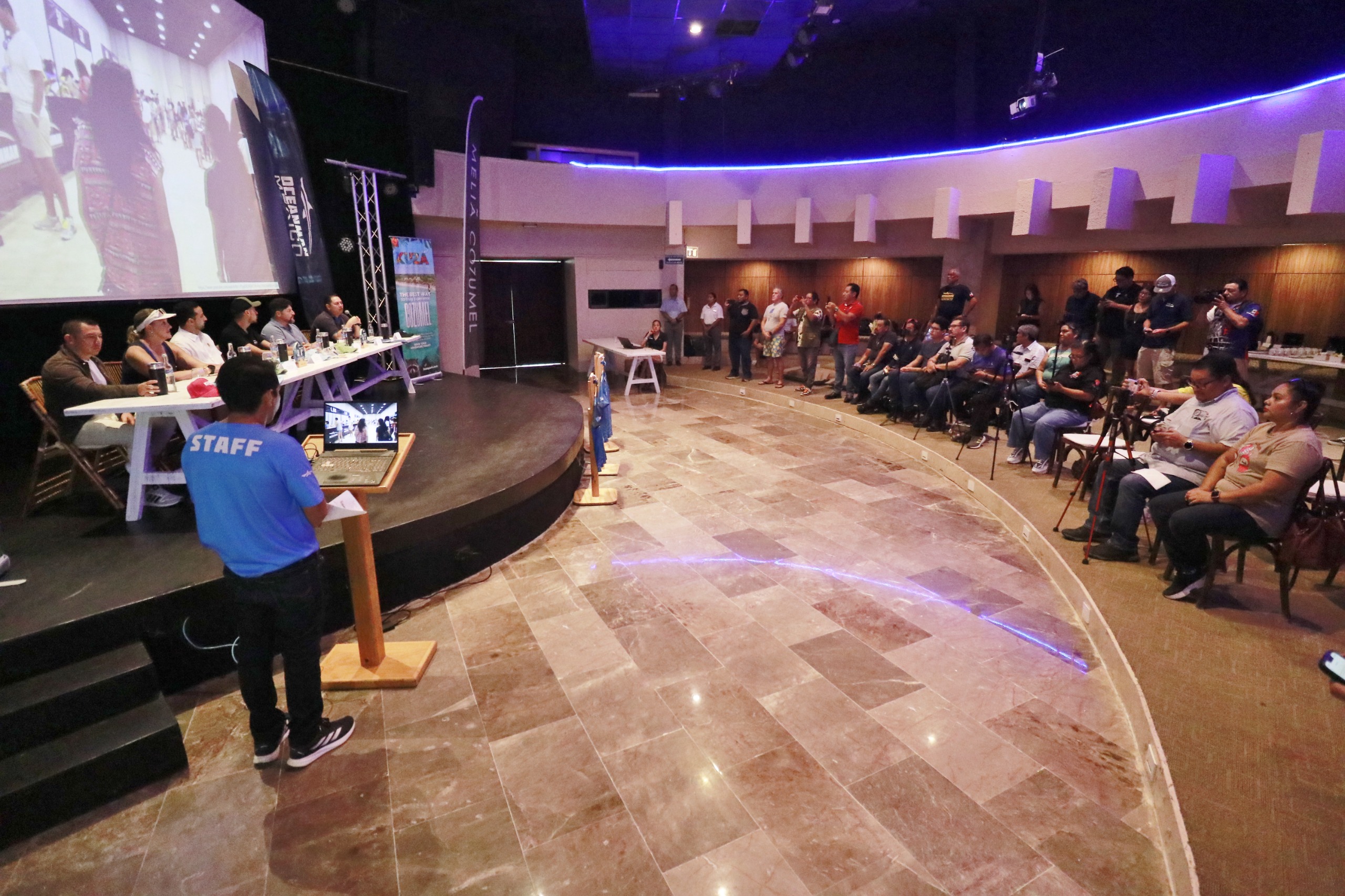 El director general de Oceanman México, Víctor Bonilla, presenta los detalles del evento.