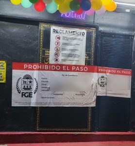 Los agentes de la Fiscalía se preparan para ejecutar la orden de cateo en el bar de Tulum.