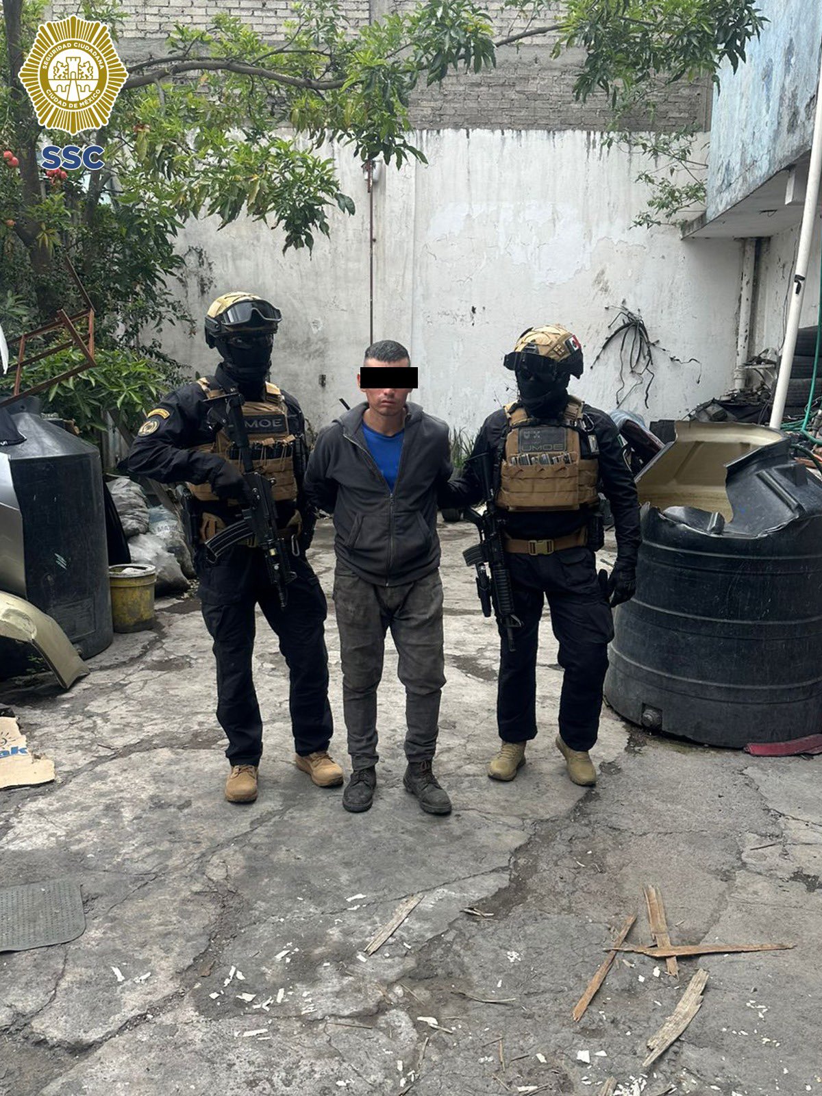 Elementos de la SSC y otras corporaciones resguardan uno de los inmuebles intervenidos en Iztapalapa.