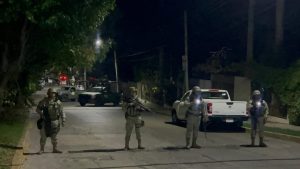 Elementos del Ejército Mexicano resguardan la entrada del edificio de lujo “Laguna Parck” durante el operativo.