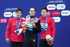 Osmar Olvera celebra su medalla de oro en el Campeonato Mundial de Deportes Acuáticos en Singapur.