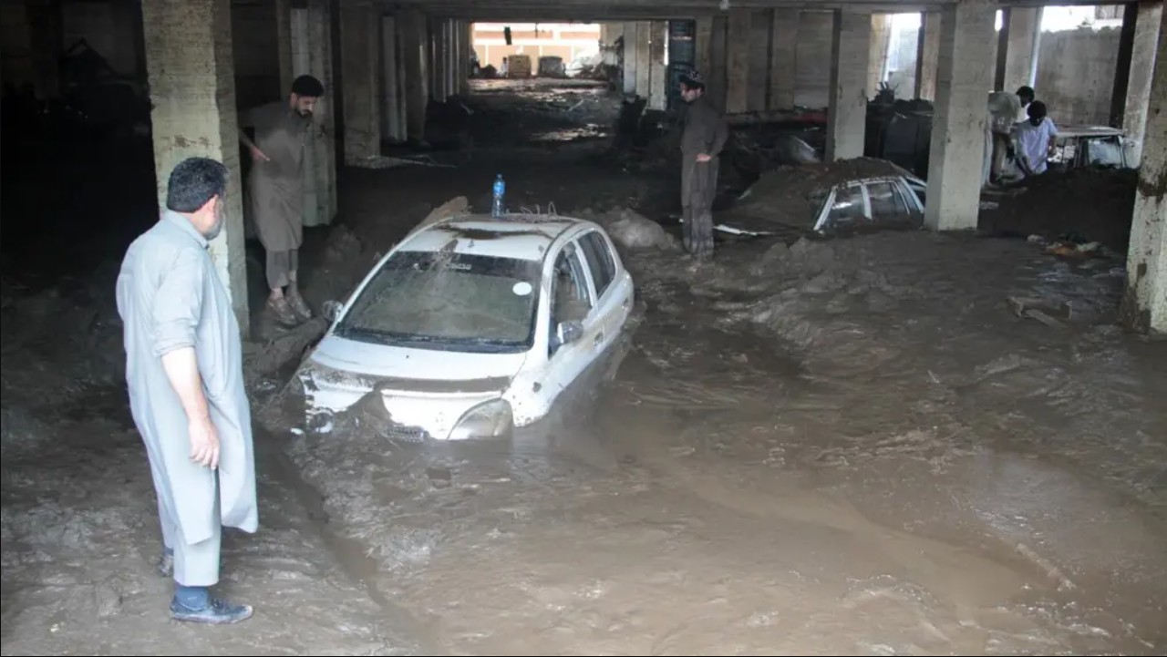 Un grupo de personas se refugian de las inundaciones causadas por el monzón.