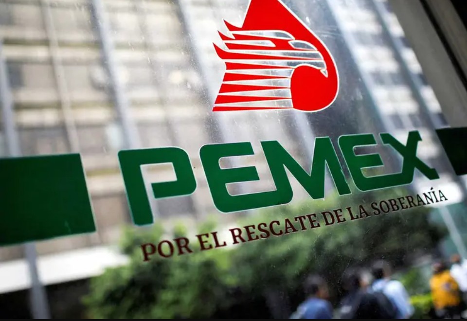 Soldados resguardan un ducto de Pemex, una escena que se repite en el combate contra el "huachicoleo".