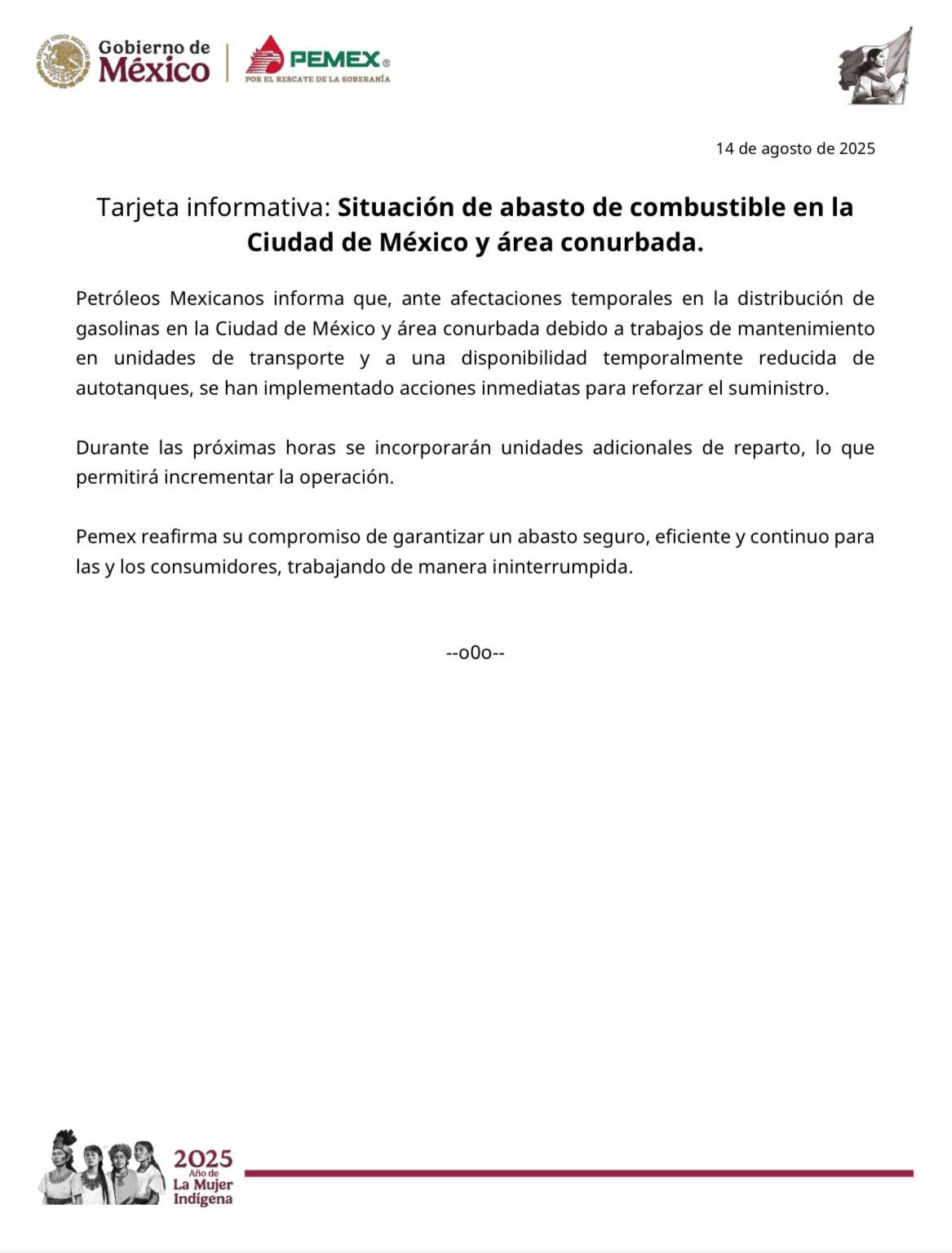 Automovilistas hacen fila en una gasolinera para cargar combustible.