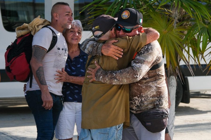 Los capitanes Jorge Aragón y Ricardo Argáez sonríen a su llegada a Puerto Juárez, tras ser rescatados.