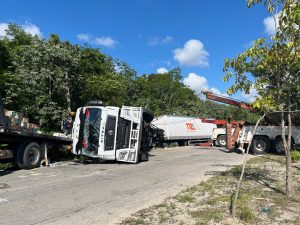La unidad pesada siniestrada es removida de la Avenida Colosio por grúas especializadas.
