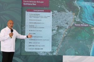 El secretario Jesús Esteva muestra los planos del Puente Vehicular Nichupté.