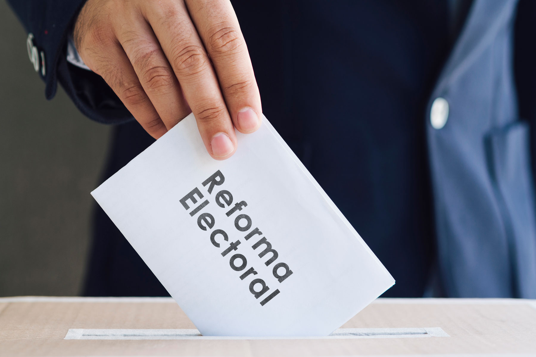 La presidenta Claudia Sheinbaum durante su conferencia matutina, anunciando la instalación de la Comisión de Reforma Electoral.