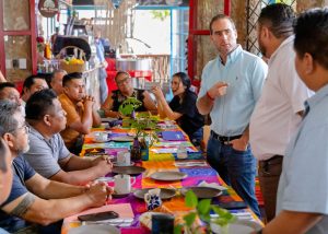 El presidente municipal Diego Castañón Trejo conversa con los delegados de las comunidades de Tulum.