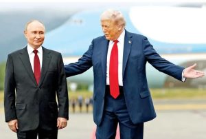 Los presidentes Donald Trump y Vladimir Putin se saludan en la cumbre de Alaska.