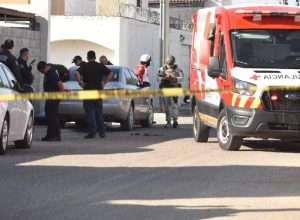 Peritos de la Fiscalía General de Justicia de Sonora en el lugar del ataque.