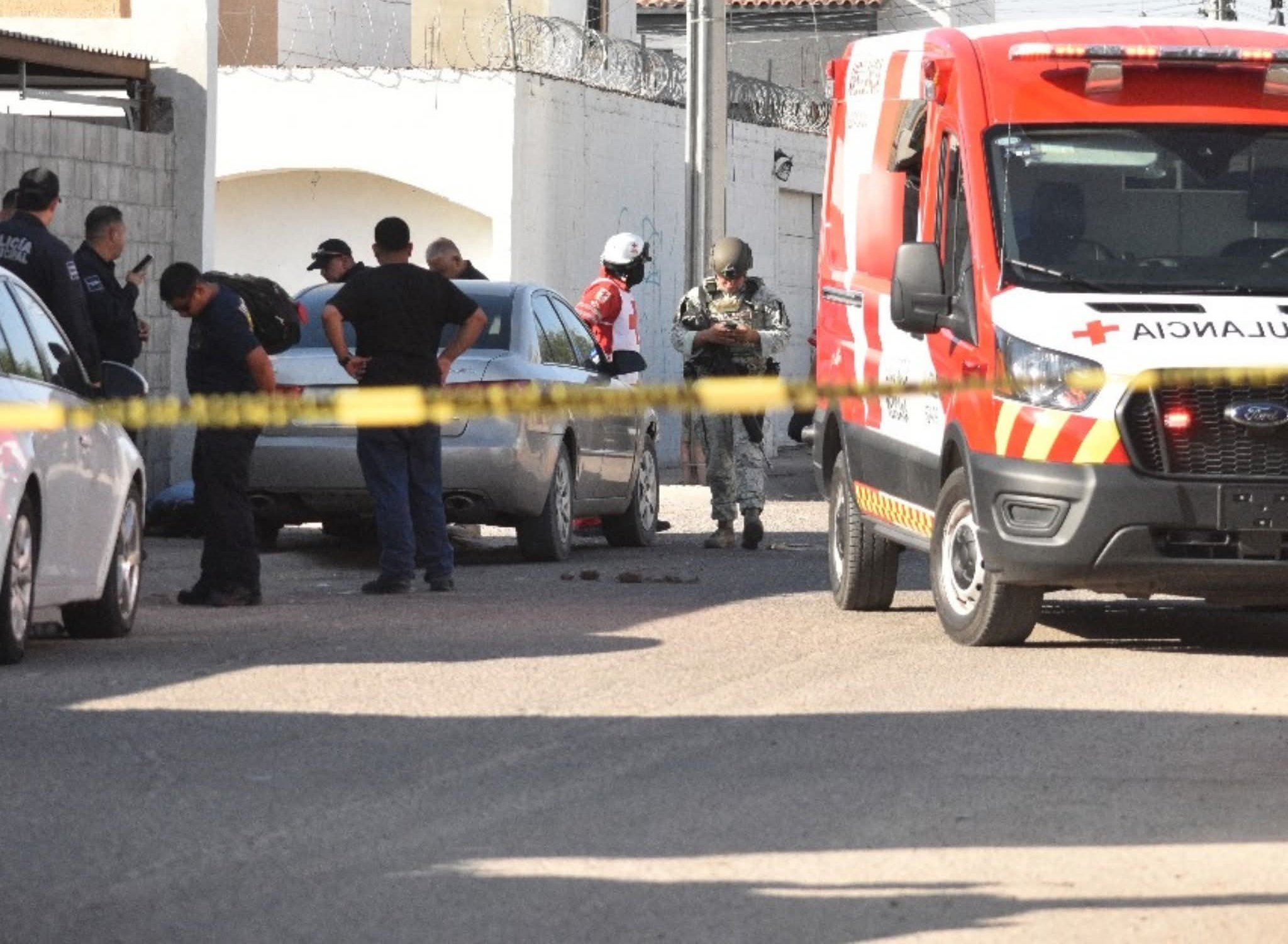 Peritos de la Fiscalía General de Justicia de Sonora en el lugar del ataque.