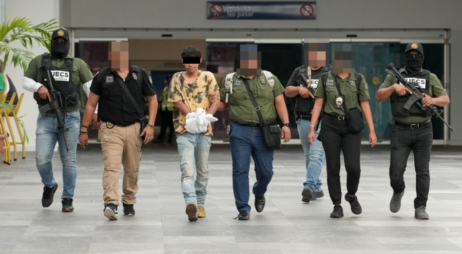 Agentes de la FGE investigan el lugar donde retuvieron a la víctima del secuestro.