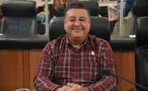 Diputado de Morena en BCS justifica agresiones a mujeres por ser “gritonas”. El comentario desata indignación y expone la violencia de género en Baja California Sur.