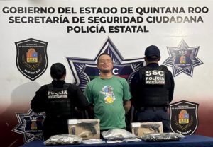 Elementos de la Secretaría de Seguridad Ciudadana de Benito Juárez aseguran las motocicletas usadas por los presuntos delincuentes.