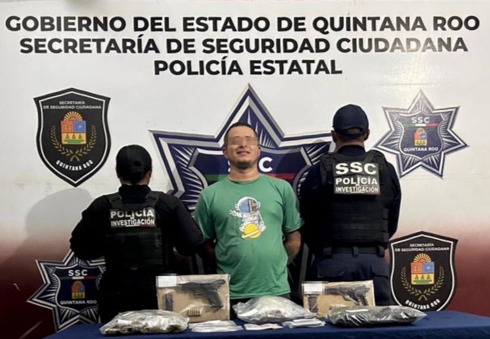 Elementos de la Secretaría de Seguridad Ciudadana de Benito Juárez aseguran las motocicletas usadas por los presuntos delincuentes.