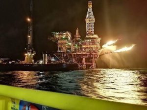 Vista aérea de una de las plataformas que conforman el complejo Akal-C, en la Sonda de Campeche.