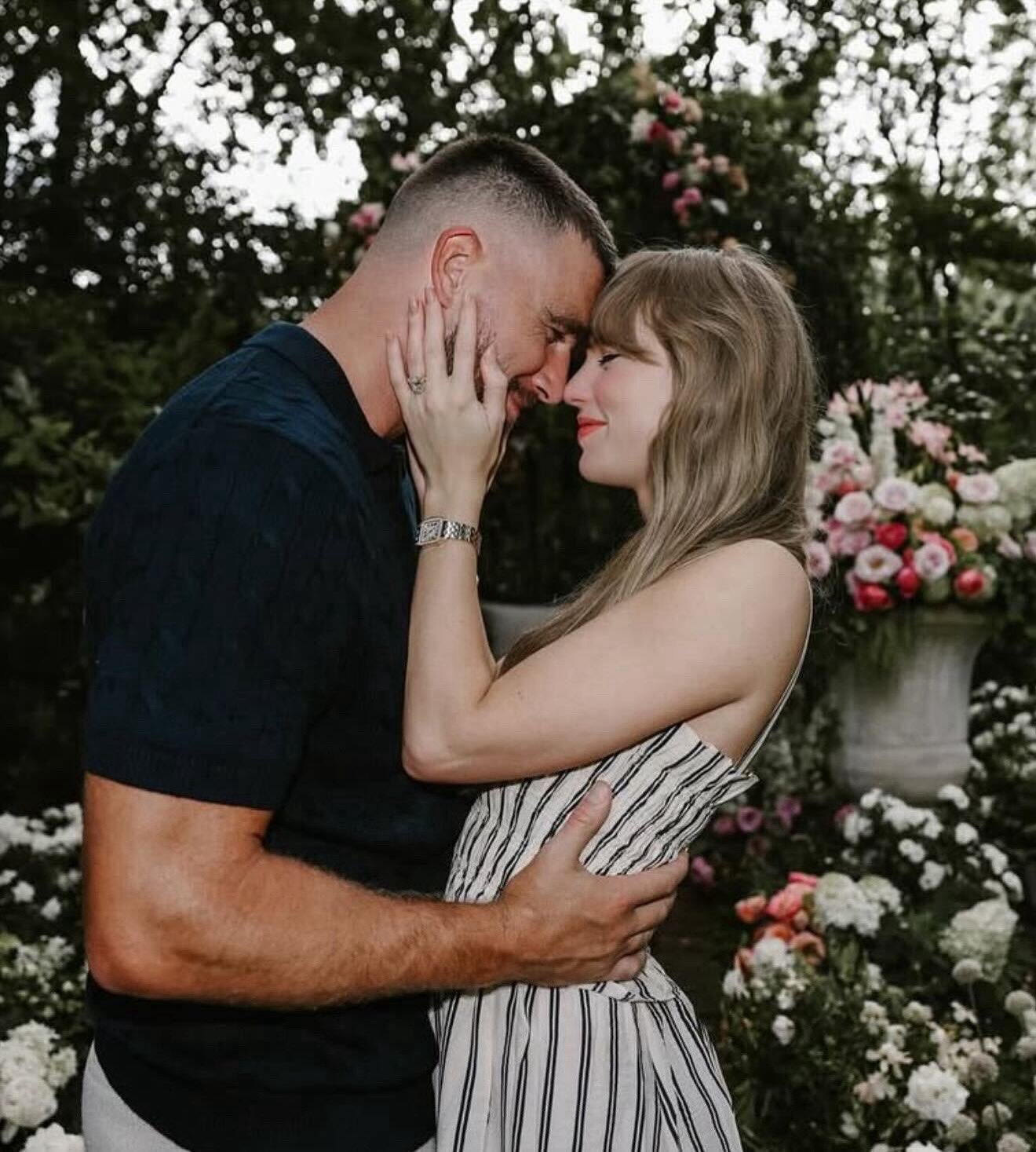 La cantante Taylor Swift y el jugador de fútbol americano Travis Kelce en un evento.