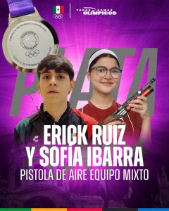 Los atletas mexicanos Erick Ruiz y Sofía Ibarra posan con su medalla de plata en los Juegos Panamericanos Juveniles de Asunción 2025.