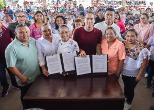 El presidente municipal de Tulum, Diego Castañón Trejo, durante la firma de alianza con Othón P. Blanco.