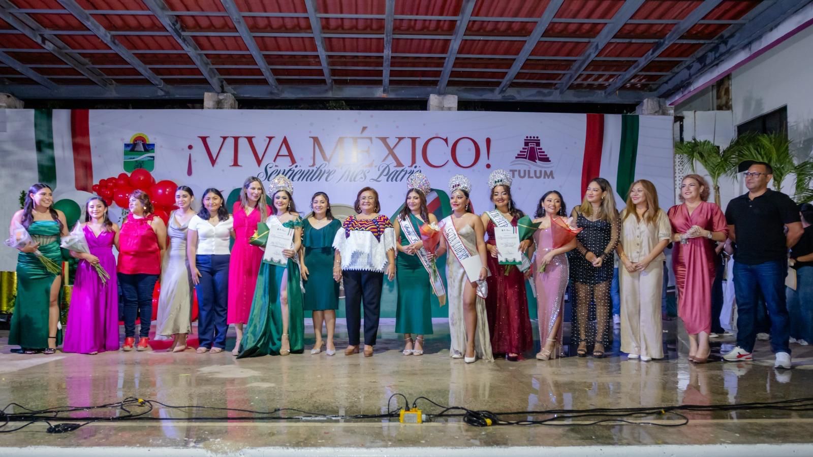 Las participantes lucieron trajes regionales y de noche durante el certamen.