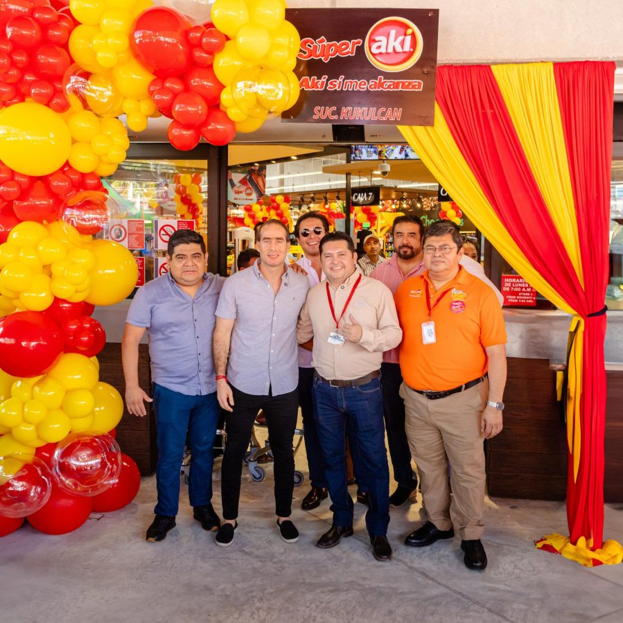 El presidente municipal de Tulum, Diego Castañón Trejo, participa en el corte de listón inaugural de la segunda sucursal de Súper Akí.