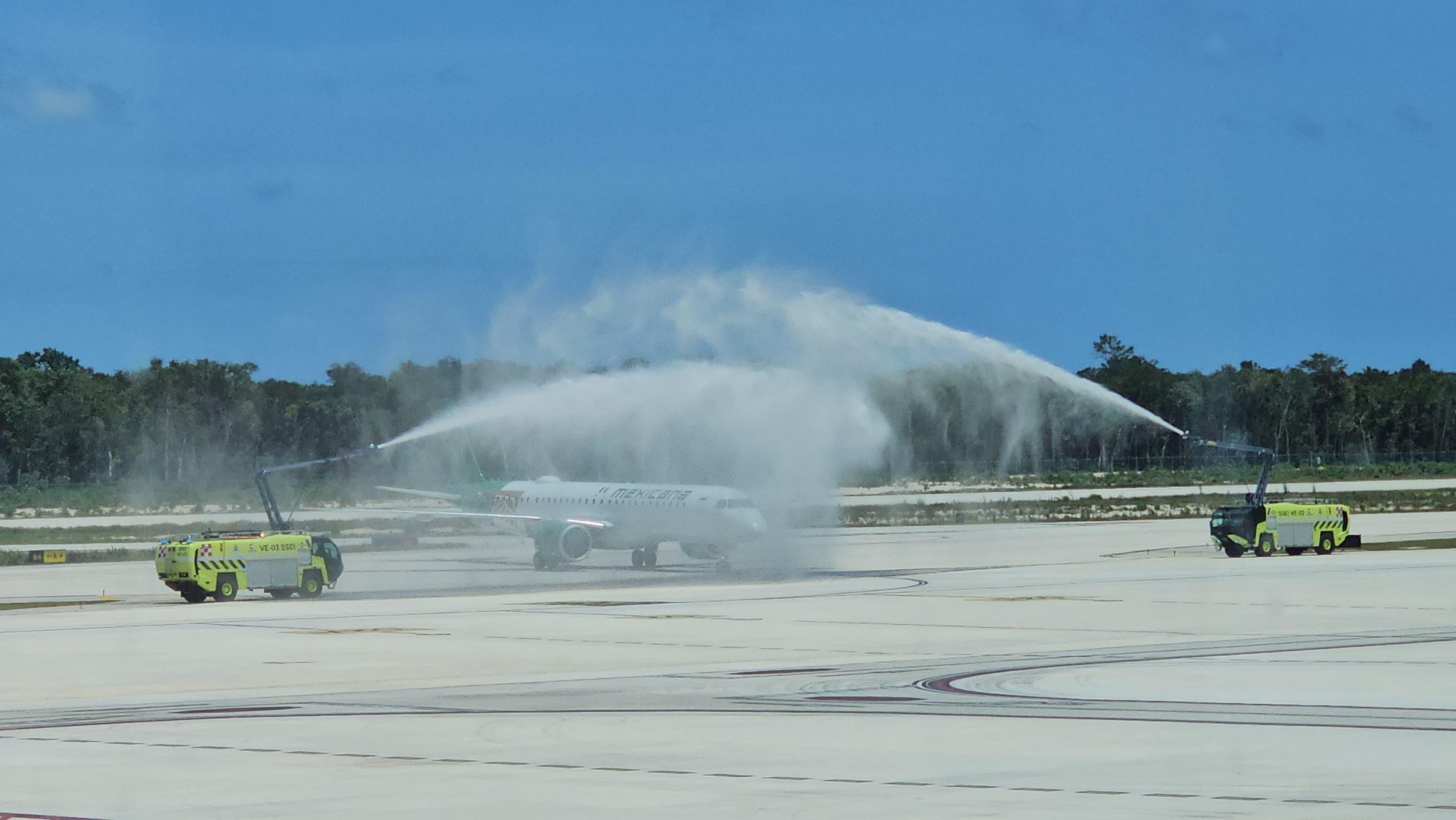 El nuevo avión Embraer E195-E2 de Mexicana de Aviación aterriza en el Aeropuerto de Tulum.