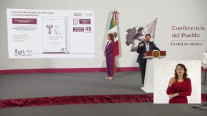 Una pareja de turistas camina por un sendero en una comunidad indígena, experimentando un auténtico turismo comunitario.