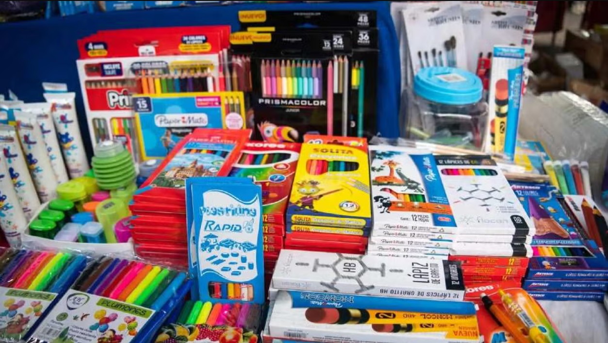 Vista de una góndola con útiles escolares en un supermercado, listos para la temporada de regreso a clases.